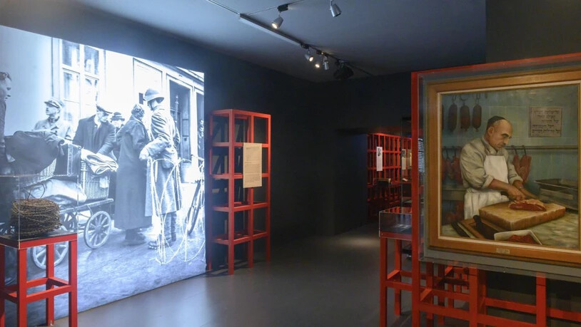 Blick in die Ausstellung "Grenzfälle" im Historischen Museum Basel, die sich unter anderem mit dem jüdischen Basel und der Flüchtlingspolitik befasst.