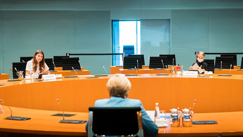 dpatopbilder - HANDOUT - Bundeskanzlerin Angela Merkel unterhält sich mit den Klimaktivistinnen Luisa Neubauer (l) und Greta Thunberg (r) im Internationalen Konferenzsaal des Bundeskanzleramts. Foto: Steffen Kugler/Bundesregierung/dpa - ACHTUNG: Nur zur…