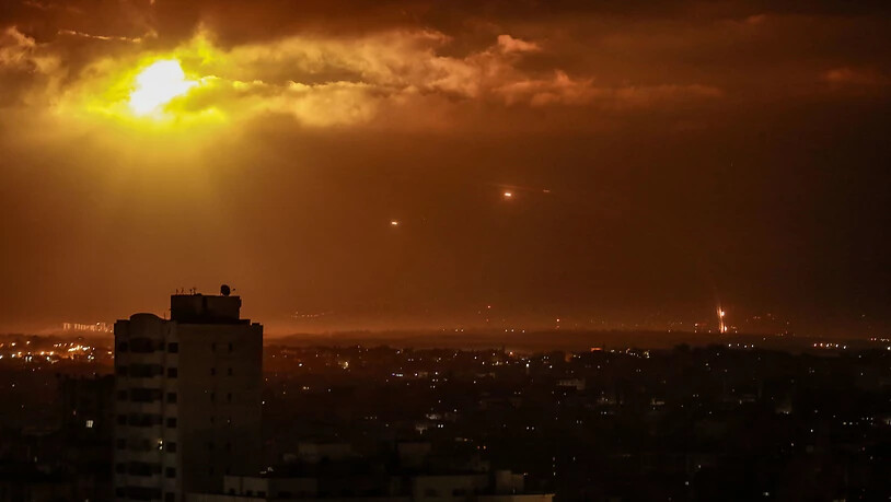 Das Raketenabwehrsystem Iron Dome feuert Abfangraketen ab, wenn Raketen von Gaza aus in Richtung Israel abgeschossen werden. Foto: Mohammed Talatene/dpa
