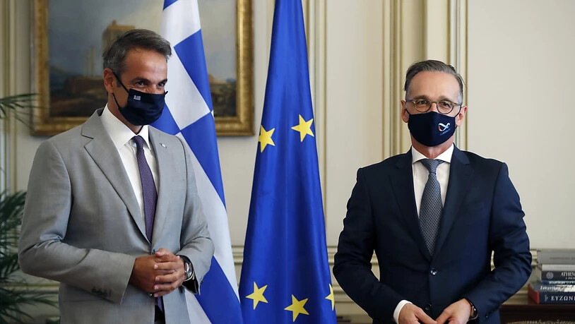 Kyriakos Mitsotakis (l), Ministerpräsident von Griechenland, und Heiko Maas (SPD), deutscher Außenminister, stehen während ihres Treffens in der Maximos-Villa in der griechischen Hauptstadt Athen zusammen. Foto: Thanassis Stavrakis/AP/dpa