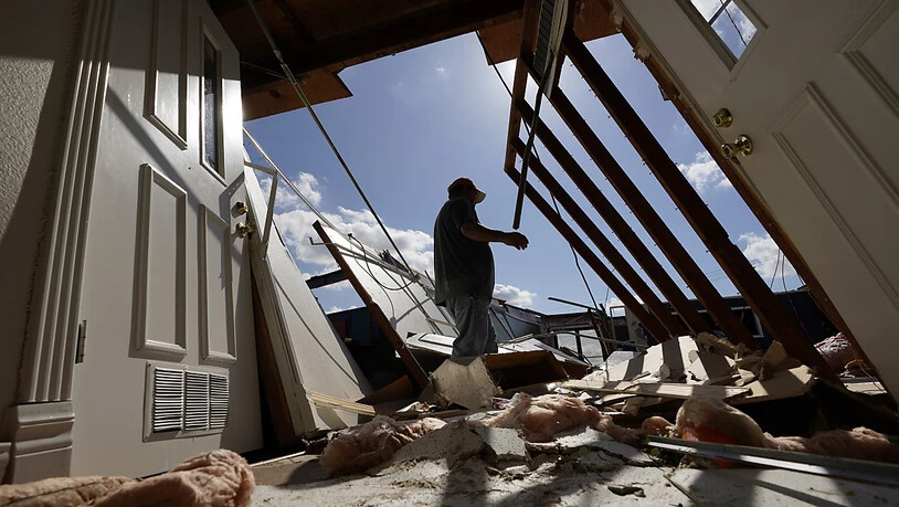 dpatopbilder - Neftali Luna untersucht die Schäden an einer Kirche, die durch den Hurrikan «Laura» entstanden sind. Foto: Eric Gay/AP/dpa