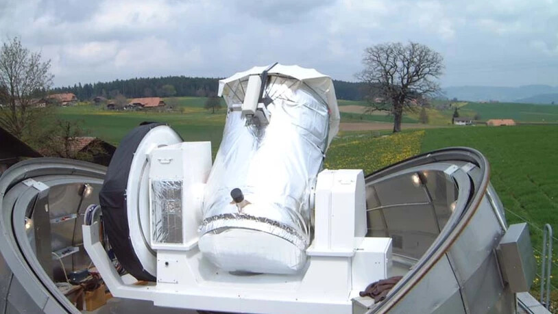 Teleskop ZIMLAT der Sternwarte Zimmerberg. Spezialität: Vollautomatischer Beobachtungsbetrieb für Satelliten-Distanzmessungen mit Laser. Kombiniert mit einer Hochpräzisions-Kamera erlaubt das Teleskop die Beobachtung von Weltraumschrott bei Tag.
