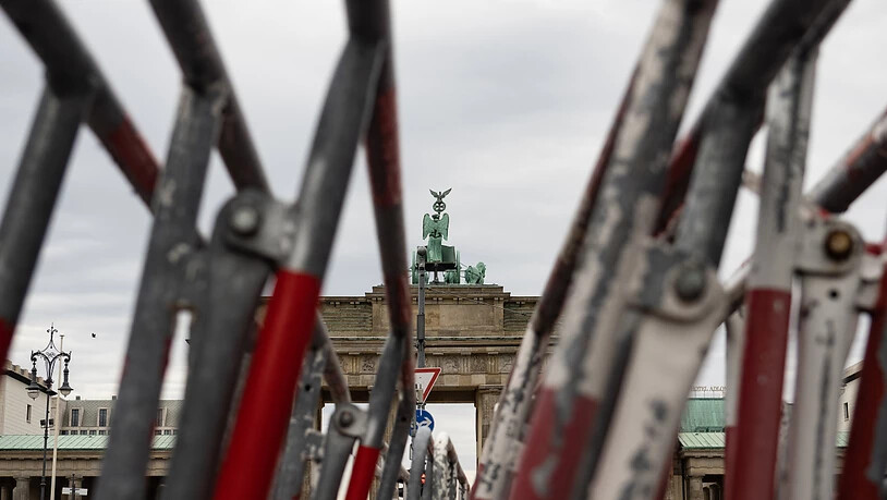 Absperrgitter am Brandenburger Tor - Demo gegen Corona-Politik findet endgültig statt. Foto: Paul Zinken/dpa