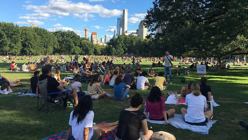 Zahlreiche Menschen haben sich im Central Park eingefunden, um eine vom Club «Stand Up NY» organisierte Veranstaltung anzusehen. Foto: Christina Horsten/dpa