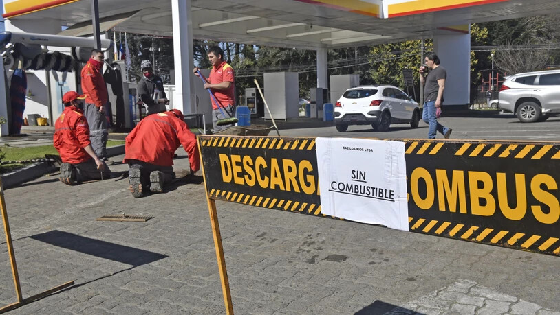 «Kein Treibstoff» steht am Eingang einer Tankstelle in Valdivia. Wegen eines seit Tagen andauernden Streiks der Fernfahrer kommt es in Teilen von Chile zu ersten Versorgungsproblemen. Foto: Miguel Angel Bustos/Agencia Uno/dpa