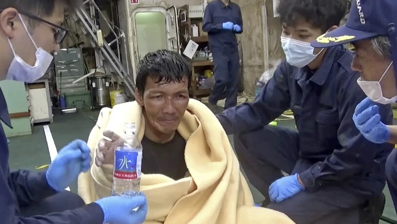 HANDOUT - Ein Besatzungsmitglied eines panamaischen Frachtschiffes trinkt nach seiner Rettung eine Flasche Wasser. Der Mann wurde nach einem Frachterunglück aus dem Ostchinesischen Meer gerettet. Foto: Uncredited/The 10th Regional Japan Coast Guard…