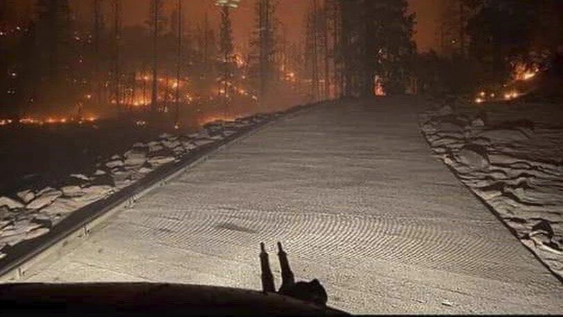 HANDOUT - Blick über einen Waldbrand in einem Nationalpark in der Sierra Nevada aus einem Transporthubschrauber der Kalifornischen Nationalgarde «California National Guard». Mehr als 200 von einem Waldbrand eingeschlossene Menschen sind in Kalifornien in…