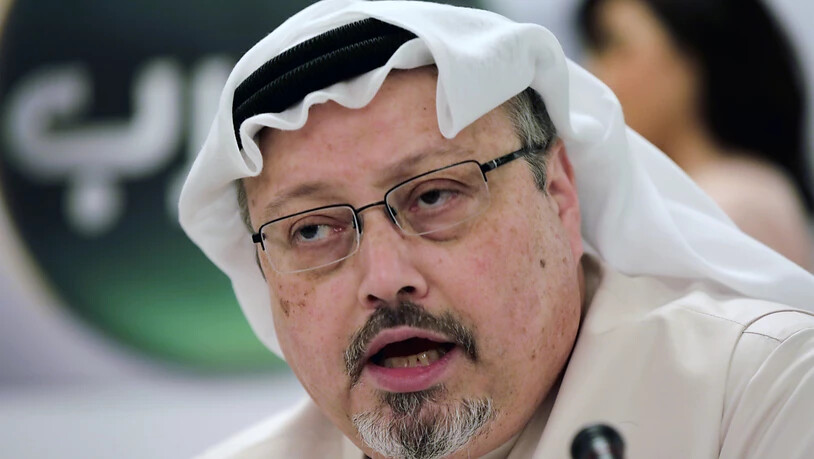ARCHIV - Der saudische Journalist Jamal Khashoggi spricht während einer Pressekonferenz. Fast zwei Jahre nach dem brutalen Mord an dem regimekritischen Journalisten Jamal Khashoggi hat ein saudisches Gericht fünf Angeklagte zu 20 Jahren Haft verurteilt…