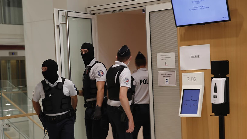 Polizisten stehen Wache vor dem Gerichtssaal in dem der Prozess gegen den mutmaßlichen Helfer der Anschläge auf die Redaktion «Charlie Hebdo» stattfindet. Der Prozess sollte bereits am 4. Mai beginnen und wurde wegen des Coronavirus auf die Zeitspanne…
