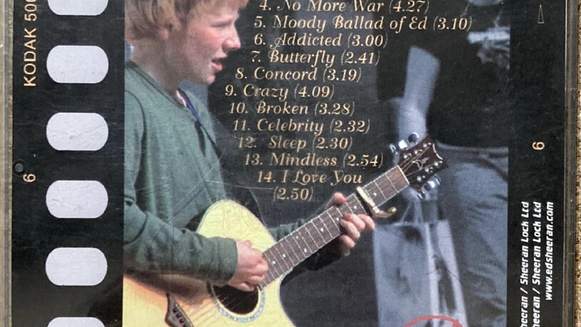 HANDOUT - Die Rückseite von Ed Sheerans erster Demo-CD namens "Spinning Man" (undatierte Aufnahme). Ein unveröffentlichtes Album von Pop-Superstar Ed Sheeran (29) aus Teenagerzeiten ist bei einer Auktion für 50 000 britische Pfund (etwa 55 000 Euro)…