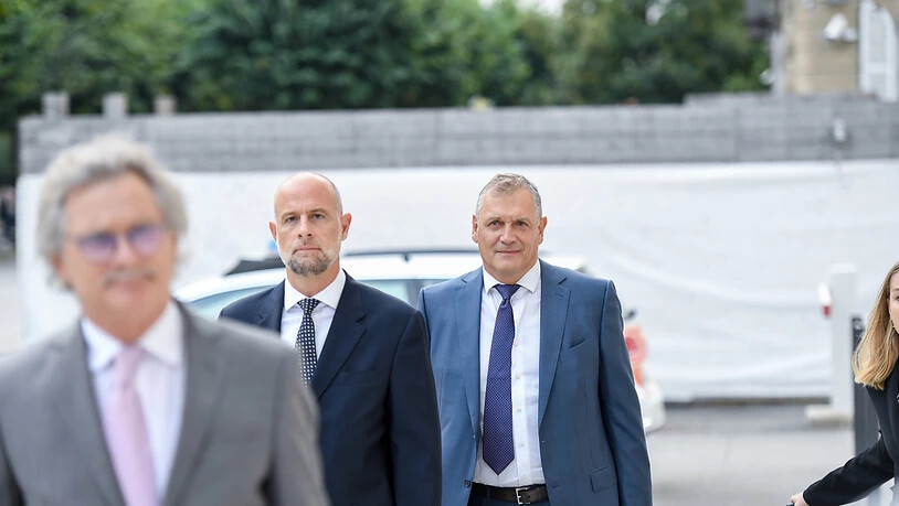Der frühere Fifa-Generalsekretär Jéròme Valcke (rechts) bei seiner Ankunft vor dem Bundesstrafgericht in Bellinzona.