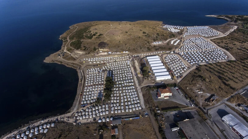 dpatopbilder - Das neue temporäre Flüchtlingslager ist aus der Luft auf der nordöstlichen Insel Lesbos zu sehen. Foto: Panagiotis Balaskas/AP/dpa