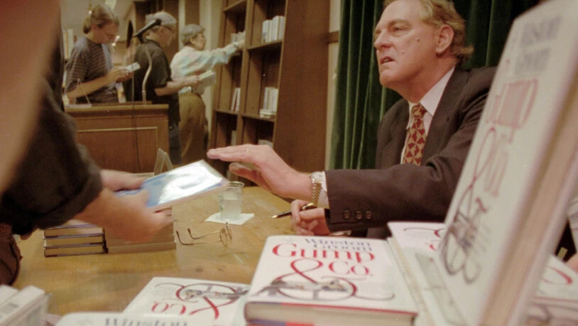 ARCHIV - Winston Groom, Schriftsteller, der durch seinen Roman «Forrest Gump» bekannt wurde, signiert ein Exemplar seines Buches «Gump  Co». Winston Groom ist tot. Er starb am Mittwochabend (Ortszeit) in seiner Heimatstadt Fairhope im US-Bundesstaat…