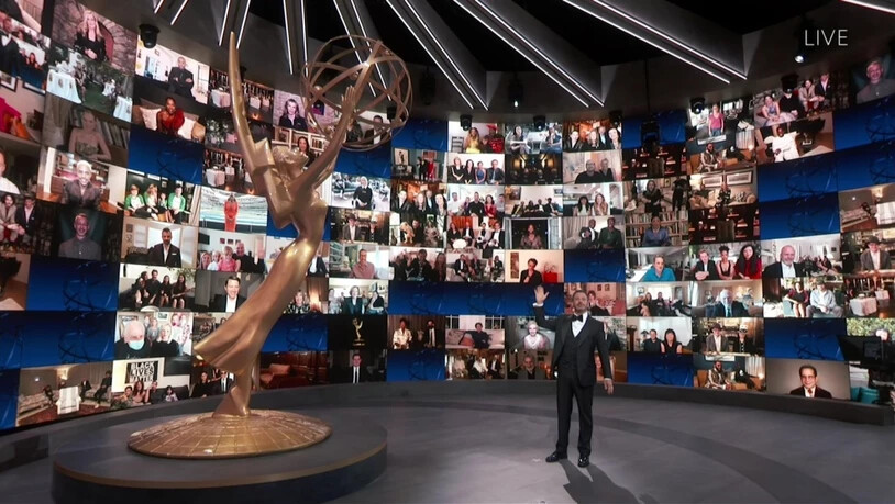 US-Moderator Jimmy Kimmel spricht auf der Bühne während der Übertragung der 72. Emmy Awards. Die Teilnehmer und Preisträger nehmen per Videokonferenz an der Verleihung teil und sind auf einer Monitorwand im Hintergrund zu sehen. Foto: Uncredited/Invision…