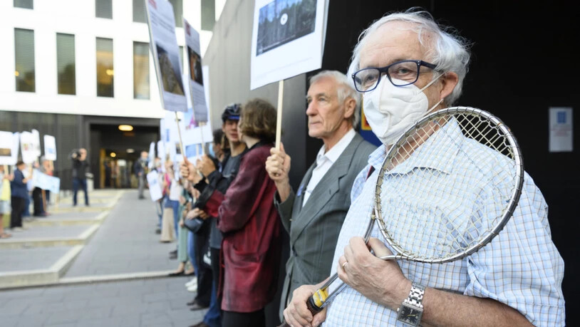 Dutzende Klimaaktivisten und Vertreter der Bewegung "Grosseltern für das Klima" bekunden vor dem Gerichtsgebäude in Renens ihre Unterstützung für die Angeklagten.