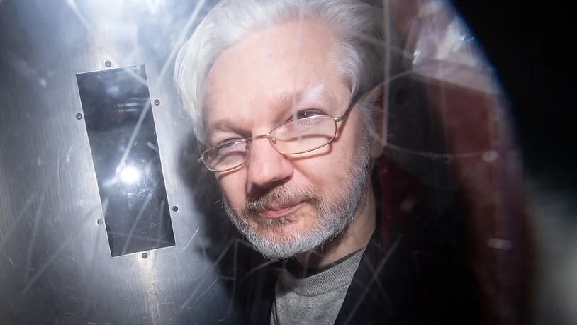 ARCHIV - Wikileaks-Gründer Julian Assange verlässt das Westminster Magistrates Court in London, wo er zu einer Anhörung zum Auslieferungsgesuch der USA erschien. Foto: Dominic Lipinski/PA Wire/dpa