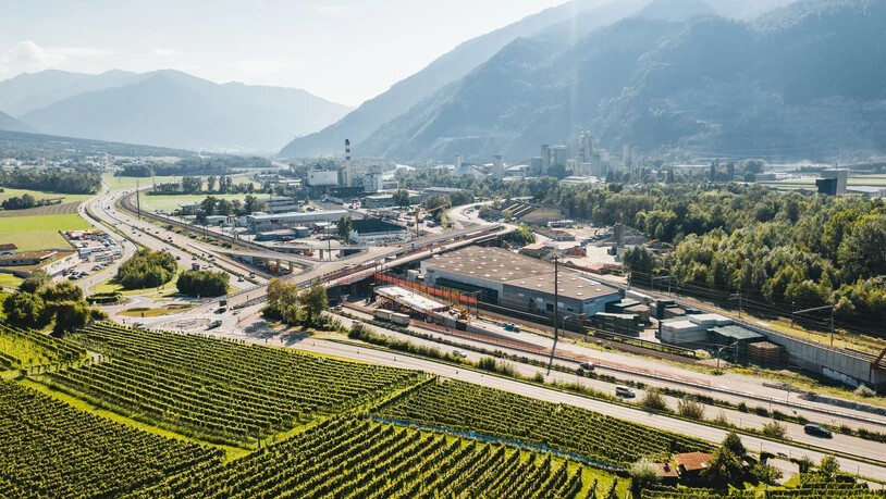Nur noch die Ausfahrtsrampe nach Chur fehlt: Die Bauarbeiten für die Querverbindung Untervaz-Zizers gehen zügig voran.
