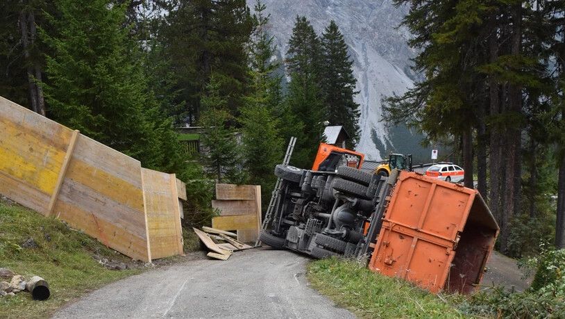 Ein Lastwagen auf einer Baustelle in Arosa kippte am Dienstagmittag ohne Fahrer um.