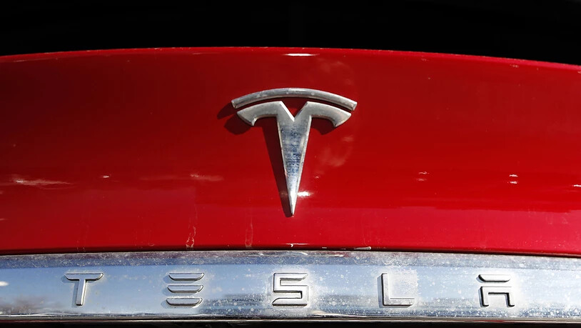 Die Elektroautos der Marke Tesla sollen künftig deutlich billiger werden. (Archivbild)