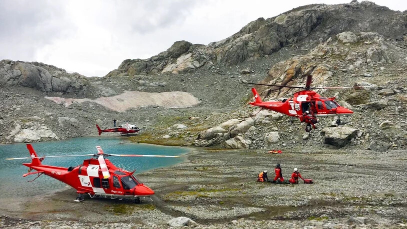 Für die Rettung der Verunfallten am Obertalgletscher BE standen mehrere Helikopter im Einsatz.