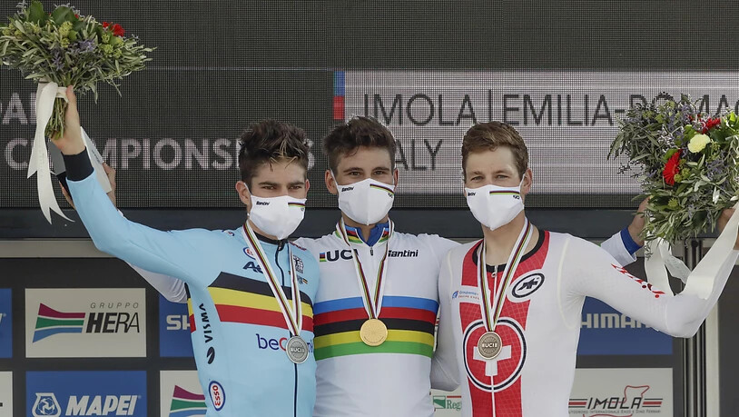 Das WM-Podest im Zeitfahren: Weltmeister Filippo Ganna (Bildmitte) aus Italien wird vom zweitplatzierten Belgier Wout van Aert (links) und dem Bronze-Gewinner Stefan Küng flankiert