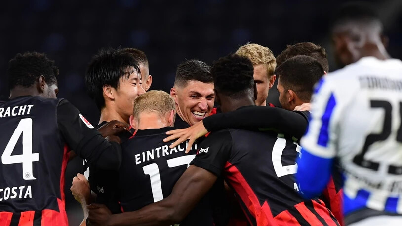 Steven Zuber feiert gemeinsam mit seinen Teamkollegen von Eintracht Frankfurt den ersten Sieg in dieser Bundesliga-Saison