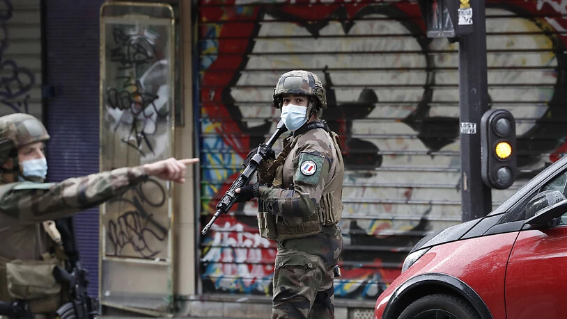 dpatopbilder - Polizisten patrouillieren an einer Straße nach einer Messerattacke. Foto: Thibault Camus/AP/dpa