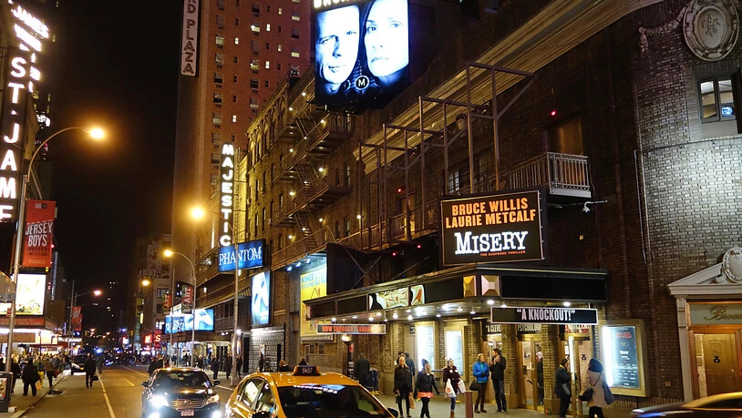 ARCHIV - Abendszene am New Yorker Broadway mit Blick auf das Broadhurst Theatre. Foto: Christian Fahrenbach/dpa