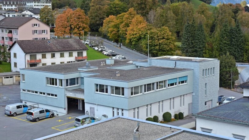 Eine Premiere: Auf dem Dach der Technischen Betriebe Glarus entsteht die erste Fotovoltaikanlage, an der sich Interessierte beteiligen können.