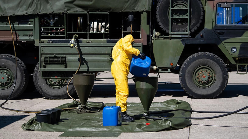 ARCHIV - Ein Soldat des ABC-Abwehrkommandos stellt auf dem Gelände der Universität der Bundeswehr Desinfektionsmittel her. Foto: Sven Hoppe/dpa