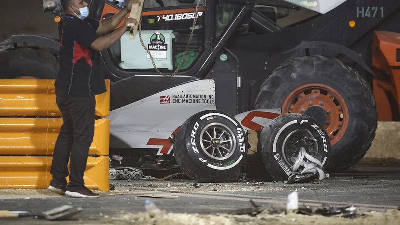 Der eine Teil des total zerstörten Autos, aus dem sich Romain Grosjean selber befreien und den Flammen entfliehen konnte