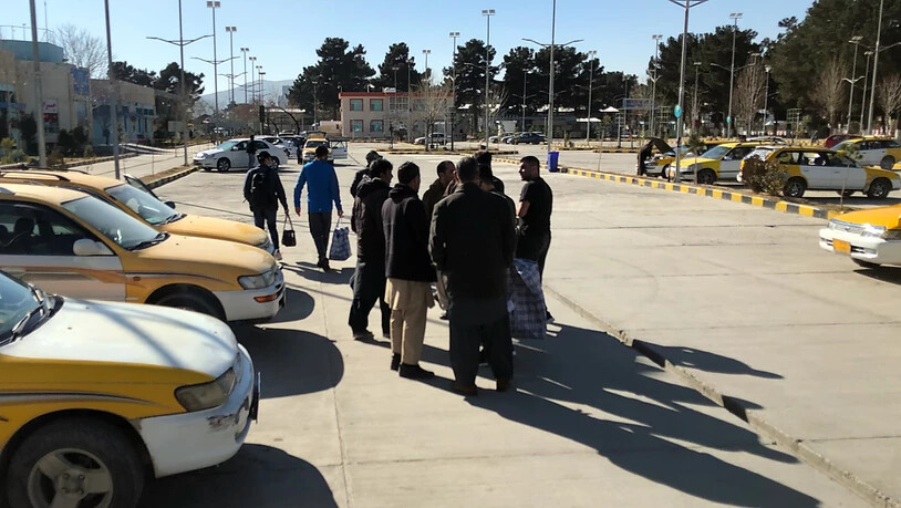 Durch einen Abschiebeflug deportierte Afghanen verhandeln vor dem Flughafen mit Taxifahrern den Preis für die Weiterreise. Nach Monaten der Unterbrechung durch die Corona-Pandemie hat Deutschland die Sammelabschiebungen nach Afghanistan wieder…