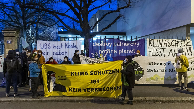 Demonstration vor dem Basler Strafgericht, vor dem sich fünf Klimaaktivistinnen und -aktivisten wegen einer unbewilligten Kundgebung verantworten müssen.