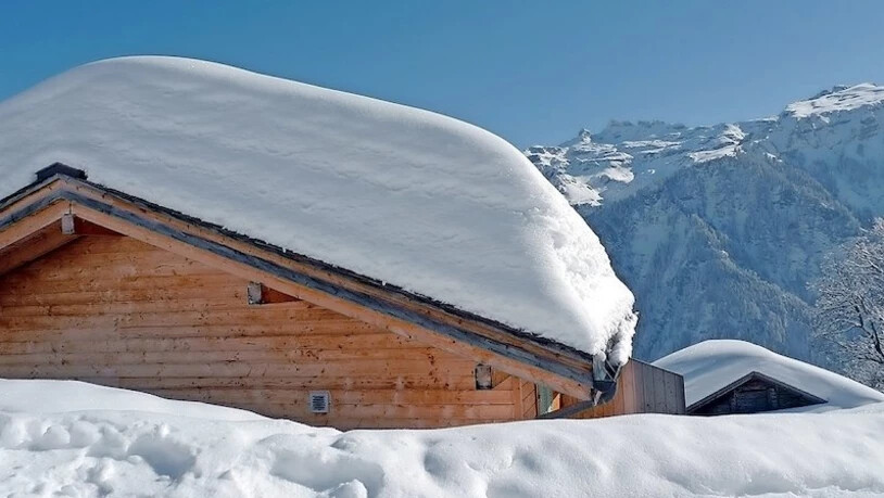 Schönes kann auch schön gefährlich werden: Der massive Schneedruck auf den Dächern könne zur Gefahr werden, warnen die Versicherungsexperten.