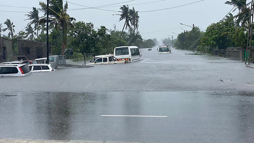 Überflutete Straße in Beira, Mosambik. Mit Windgeschwindigkeiten um die 130 Stundenkilometer und schweren Regenfällen hat der tropische Wirbelsturm «Eloise» Afrikas Ostküste erreicht. Foto: Michael Jensen/AP/dpa