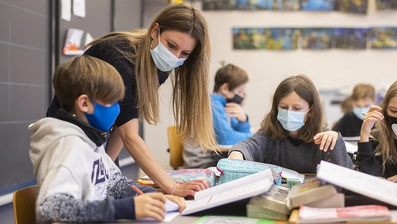 Seit Montag gilt im Kanton Zürich Maskenpflicht ab der 4. Klasse: Klassenlehrerin Amanda Zürcher im Schulhaus Fluntern in Zürich.