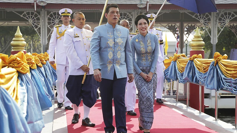 Maha Vajiralongkorn (M), König von Thailand, und seine Geliebte Sineenat «Koi» Wongvajirapakdi (r) bei einer Zeremonie zu ihrem 36. Geburtstag. Foto: --/AP/dpa