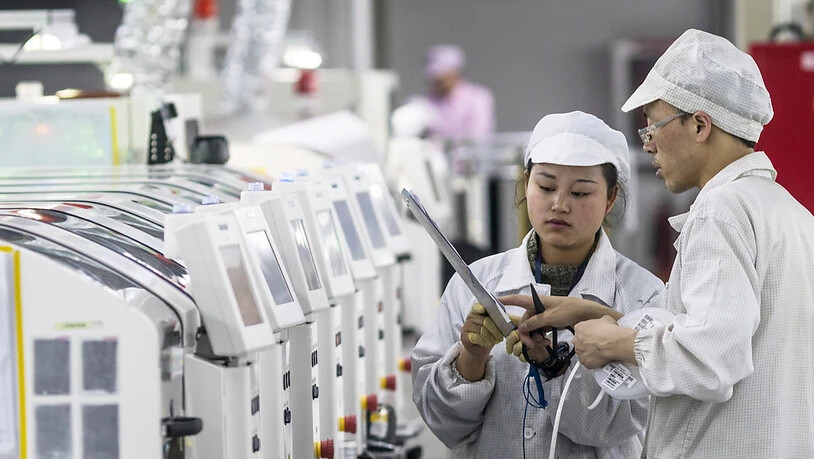 Chinas Industrie hat 2020 trotz der Pandemie höhere Gewinne erzielt. Im Bild: Arbeiter in einer Fabrik im chinesischen Guiyang, in der Smartphones herstellt werden. (Symbolbild)