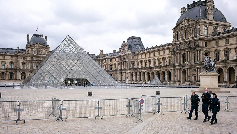 ARCHIV - Das Louvre-Museum ist geschlossen, der Platz davor ist leer. Foto: Elko Hirsch/dpa