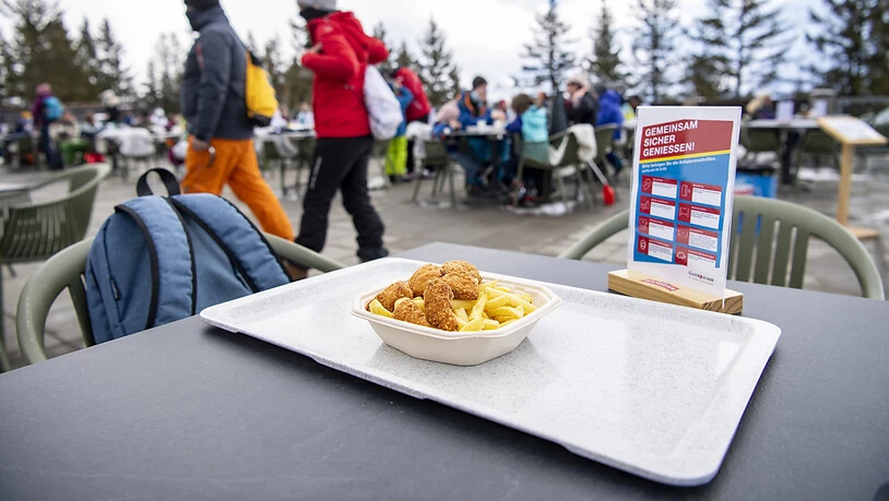 Die Tische sollen bleiben: Obwalden und andere Kantonen wollen die Restaurants in den Skigebieten offen halten. (Archivbild)