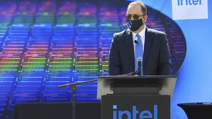 Intel-Manager  Keyvan Esfarjani kündigt die Pläne an, in New Mexico eine neue Chip-Technologie herzustellen.
