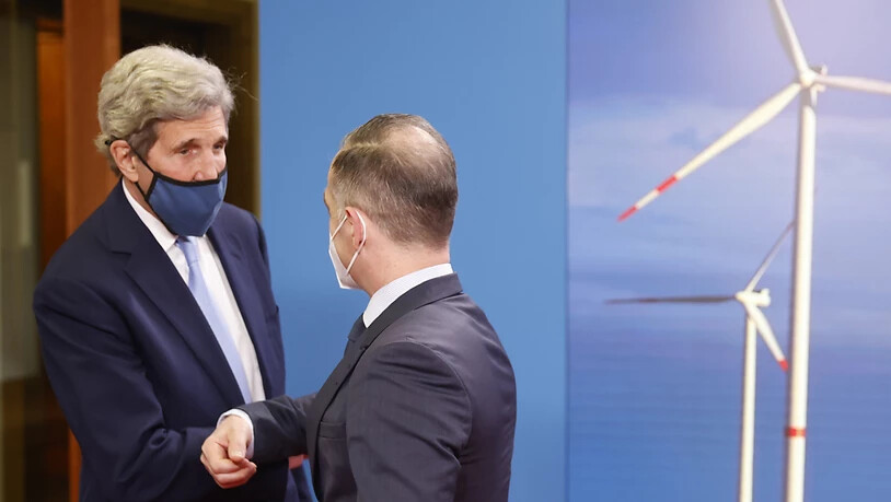 Der deutsche Außenminister Heiko Maas (SPD, r) begrüßt in Berlin den Sondergesandten des US-Präsidenten für das Klima, John Kerry (l). Foto: Odd Andersen/AFP Pool/dpa