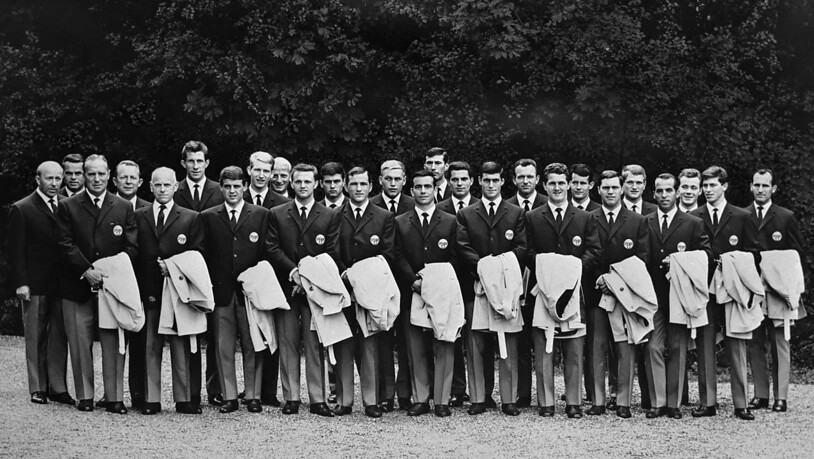 Gruppenfoto der Schweizer Nationalmannschaft kurz vor der Abreise an die WM nach England im Juli 1966