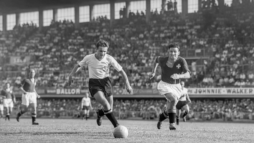 Die Schweiz ging im WM-Viertelfinal 1954 rasch 3:0 in Führung, sie rannte am Ende aber meistens den Österreichern hinterher wie hier Verteidiger Roger Boquet