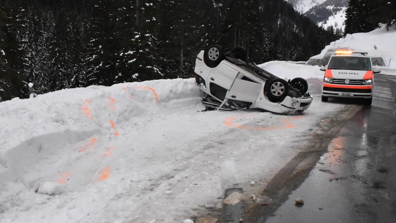 In Davos: Das Auto landete auf dem Dach, nachdem es in eine Schneemauer geprallt war.