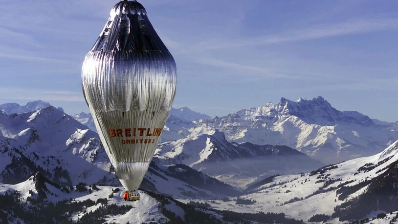 Der Ballon "Breitling Orbiter 3" nach dem Start in Chateau d'Oex VD zur Weltumrundung am 1. März 1999. (Archivbild)