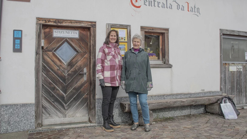 …Erika Kunfermann und Gisula Tscharner vor der «Stizunetta»,…