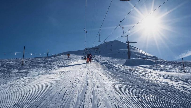 Manche mögens kalt: Auf der gemeinsamen Bergfahrt mit dem Bügellift Nülli sollen sich interessierte Schneesportlerinnen und Schneesportler näherkommen. 