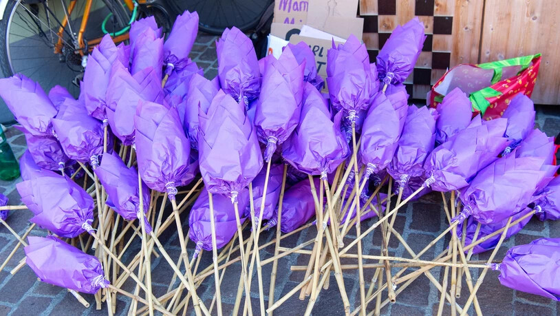 Blumen für den Feminismus: Engagierte Frauen stellten Hunderte von violetten Blumen aus Seidenpapier her. 
