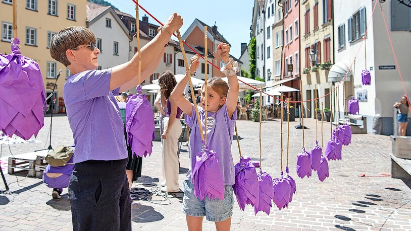 Viel Arbeit: Die violetten Blumen aus Seidenpapier wurden von vielen Aktivistinnen hergestellt und sorgfältig aufgehängt. 
